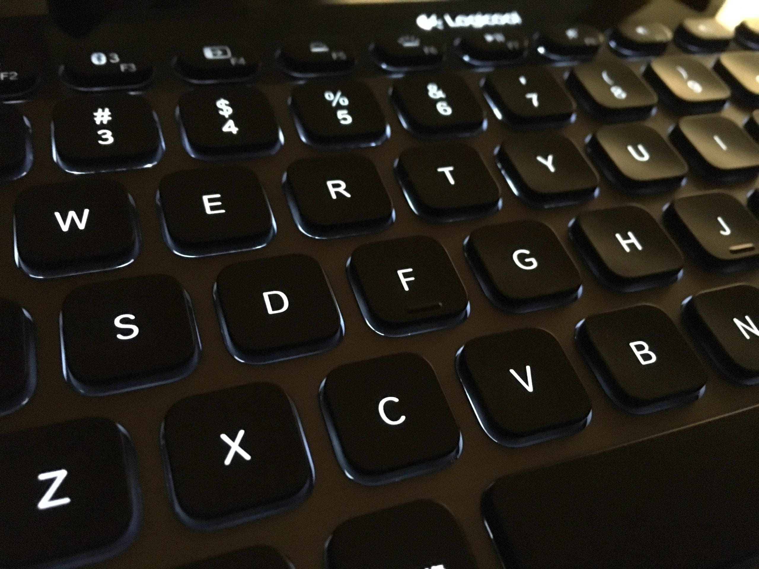「【周辺機器】Bluetooth Illuminated Keyboard K810」のアイキャッチ画像